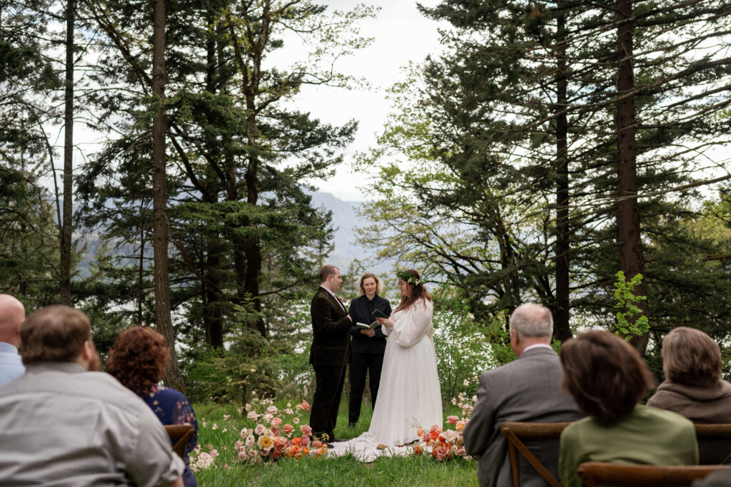 small wedding ceremony in Oregon