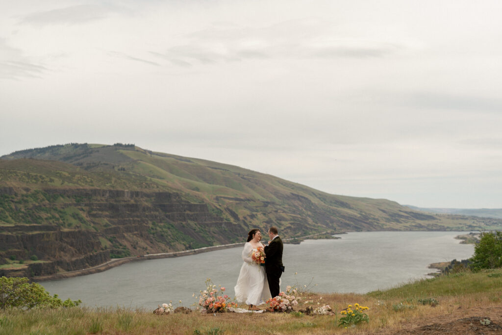 couple exchanging vows at an oregon elopement venue in the columbia river gorge