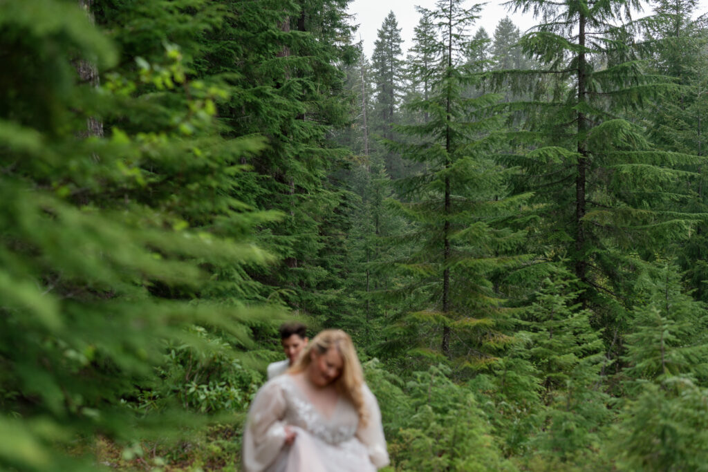 bend oregon elopement hike in the forest