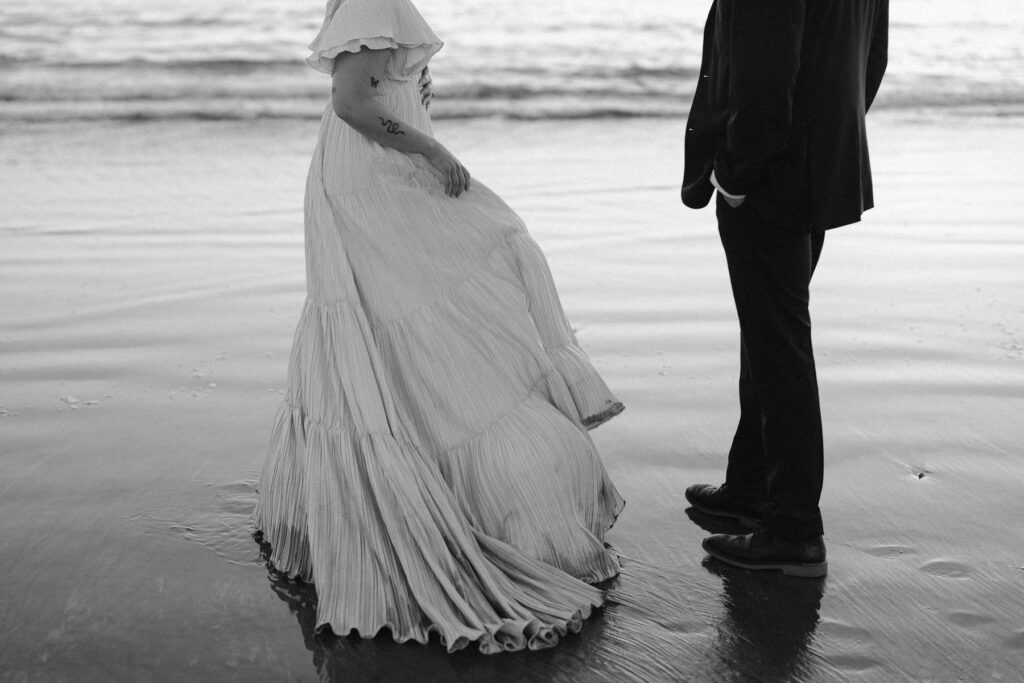 Black and white wedding photo on the oregon coast