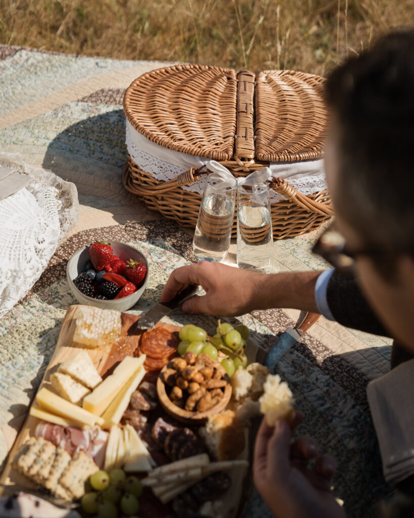 diy elopement picnic charcuterie 