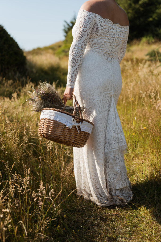 elopement picnic basket inspiration